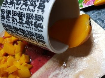 step9: 芒果切開左右兩邊,用杯去皮,芒果肉切粒待用