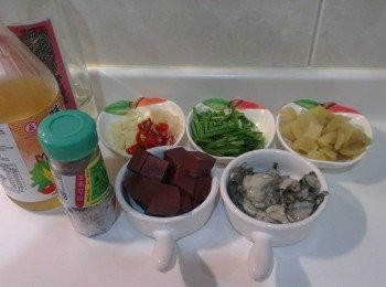 step1: 主要<span class="group_1">食材</span>:先將辣椒，蒜仁，鹹菜，韭菜，薑片切丁 預留一些些韭菜與辣椒切細末(擺盤用)