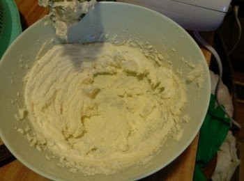 step1: 牛油室温软化，加糖打至松发，泛白。