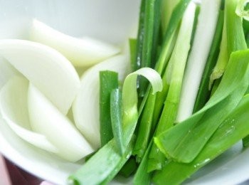 step4: 先準備部份的洋蔥片及蔥、蒜段
