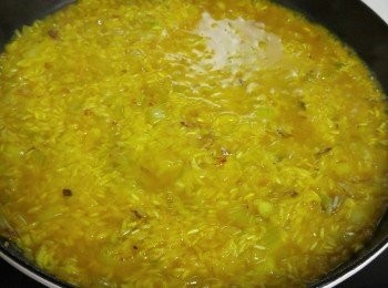 step3: 熱油鍋爆香料頭，加米，黄薑粉炒均，加雞湯，中火煮至略收汁。