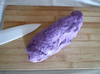 step3: 因應材料質地有異,南瓜搓糰時可不需加水,但紫蕃薯較為偏乾可在搓糰時加入適量之清水令其搓得更好