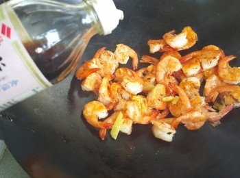 step4: 加入蒜蓉、<span class="group_2">調味</span>料及蔥段拌勻即可。