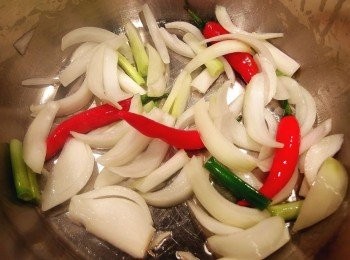 step4: 加入沙拉油熱鍋後,爆香洋蔥及辣椒和蔥段。