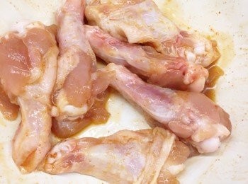 step1: 做法：
雞腿洗凈，印乾水份，放入<span class="group_2">醃料</span>醃15分鐘