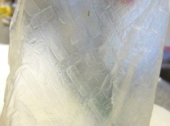 step6: 3. 至於米紙, 通常買返來的時候是乾的一包包裝好, 用水濕一濕, 等一等(約10秒)就會軟化同可以包。我初時識條鐵, 落完水等左好耐(約5秒), 見佢無反應, 又再落水, 然後佢突然濕晒(約2秒), 塊米紙就會好易爛, 然後再變埋米糊, 近乎use7less, 寫出來唔係俾個位你笑夠我, 係要來俾大家引以為老尷的。

4. 將所有野包住響塊米紙裡面(咁梗係除左個汁啦大佬), 堆蝦會好似被黑暗既力量封印左, 出唔到來咁, 就係岩架喇。