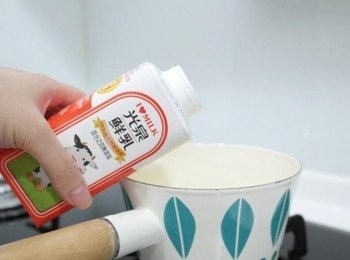 step2: 取一小鍋~將光泉鮮乳以及鮮奶油倒入~~