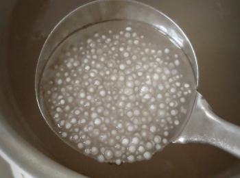 step2: 西米煮到半透明的時候關火，再燜10分鐘左右至完全透明