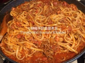 step7: 加入煮好的意粉入茄汁肉醬內一起拌勻煮一會熄火即可。
