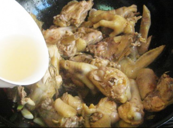 step4: 放入雞塊，炒5分鐘后加入料酒。