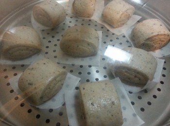 step4: 分割麵糰下舖上烘焙紙或是饅頭紙放置於蒸籠內，蓋上鍋蓋利用餘溫發酵約1倍大。發酵完畢後 開大火蒸13~15分鐘途中不開蓋，時間到後 開一小縫悶3~5分鐘再開蓋取出