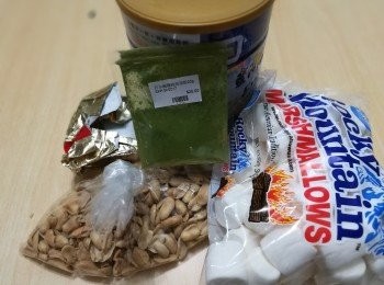 step1: 花生可買熟的，有鹽或無鹽的也可。如果買生的，可炒或焗一下花生，花生變脆便熟了。