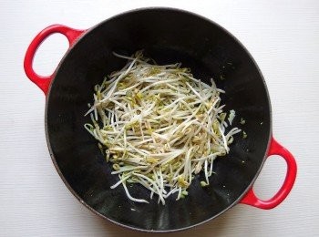 step9: 利用上步驟的鍋熱繼續炒荳芽菜，一樣炒軟即可。