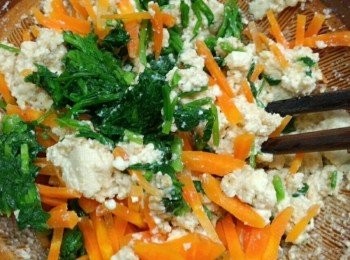 step6: 最後再將紅蘿蔔絲和青菜放入拌勻即可