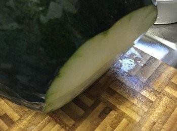 step2: 冬瓜表面先沖洗乾淨，底部切去1-2cm 讓其底部能平面擺放