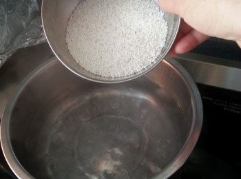 step3: 用熱水加入西米煮到水滾後熄火,焗10-12分鐘