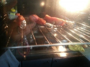 step5: 如用焗爐先預熱230度8分鐘,先焗10分鍾,再反轉焗8分鍾,搽上蜜糖再焗約3分鐘(時間方面要視乎豬寸骨大細而定,只要筷子插入取出而沒有血水即可)