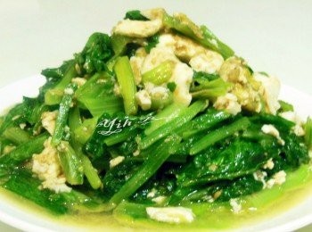 step2: A菜洗淨瀝乾水分，根部先加入做法1中炒15秒，再加入熱開水及葉尾部快炒1分鐘，起鍋 @@如果先將洗淨的A菜泡水15分鐘以上.熱炒時就不用加水了