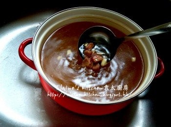 step8: 煮飯期間將蒜粒 , 牛肉放入煲內爆香至肉轉色 , 加入適量水拌勻用中火煮滾