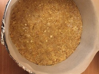 step2: 餅底舖平後如此。
