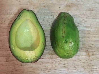 step4: 酪梨對切後，半顆用湯匙去皮，擠上檸檬汁防氧化變色，接著切片。