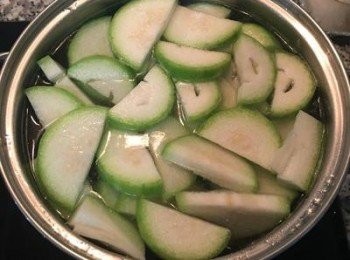 step4: 排骨煮滾後轉小火，熬個10-15分鐘。放入冬瓜。大火煮滾後轉小火慢燉。