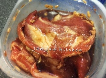 step1: 豬頸肉洗淨抹乾，用义在上面刺些孔，下醃料醃半小時，沒時間其實15分鐘亦無不可。醃料其實好隨意，喜歡什麼味就醃什麼。
