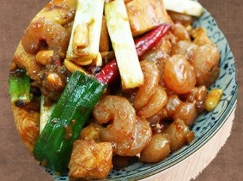 step9: 最適合配上一杯清涼啤酒的宮保蒟蒻蝦仁就可以上桌啦!