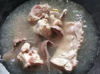 step4: 用薑片將3種材料出水去腥