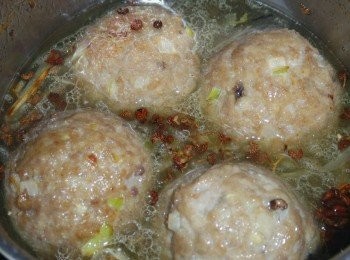 step8: 放入丸子，加水，大火煮沸（水量以可沫過丸子1/2為准），加1湯匙醬油、1茶匙糖、1/4茶匙鹽，拌勻