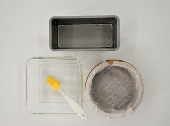 step2: 可選擇家中現有的容器:如竹蒸籠/烤模/玻璃耐熱保鮮盒皆可。先將容器抹一層薄薄 的油防止沾黏,竹蒸籠可用烘焙紙或蒸籠專用布/玻璃紙鋪上防沾黏。