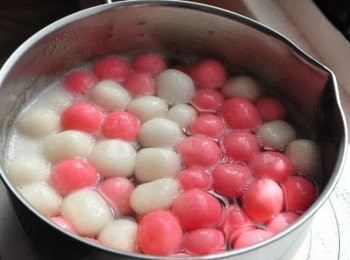 step2: 將湯圓煮滾至浮起後，即可起鍋