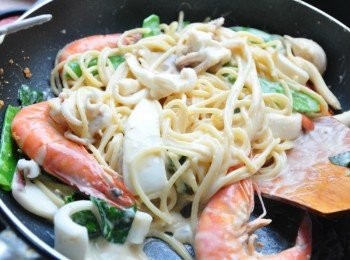 step5: 不需過多的調味，有了香濃的【Classico義大利麵醬-香濃白醬】一醬通通搞定~