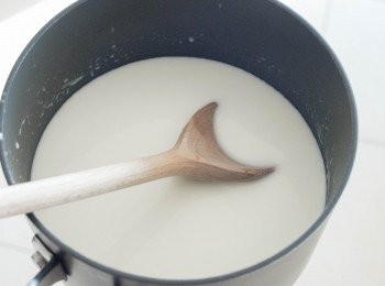 step1: 將淡忌廉和牛奶放入煲內，用中細火煮至周邊有氣泡，然後加入糖，煮至糖溶化，加點雲尼拿香油