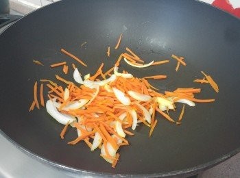 step3: 甘筍絲及洋蔥絲炒熟備用