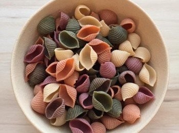 step1: 滾水下鹽灼蔬菜蜆殼粉至半熟，撈起瀝乾水。