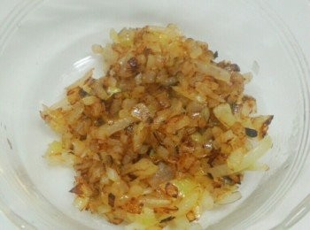 step1: 先將洋蔥用小火炒到金黃色