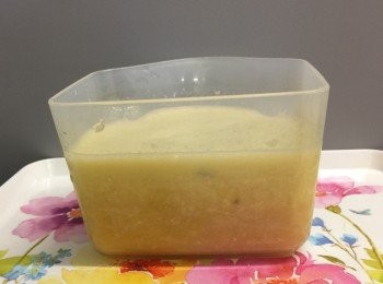 step5: 所有蔬果材料放進慢磨機，出汁約600毫升，倒入有機杏桃汁。