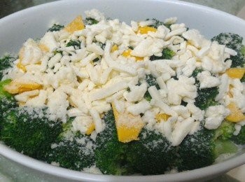 step2: 西蘭花瀝乾水份放入焗盤，加入橄欖油拌勻再舖上Cheddar，Mozzarella cheese 及 灑上芝士粉用190℃(已預熱)焗15分鐘。