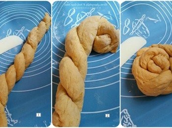 step5: 將麵糰一分為二,編成一個辮子、再往內轉,轉成一個花形,放入密封箱內,(如電飯煲)作第二次發酵,為期30分鐘