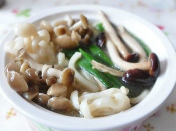 step7: 將烏龍湯麵放入湯鍋中，把川燙過的菇菇擺入鍋邊