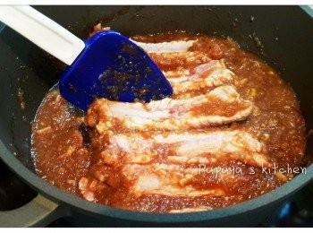 step4: 放豬肋骨落汁料(骨先向下放)，用周圍嘅汁舖上去肋骨上面，中火加蓋炆20分鐘，反轉肋骨，一樣用周圍嘅汁舖係骨面，中火加蓋再炆20分鐘，唔好再打開蓋