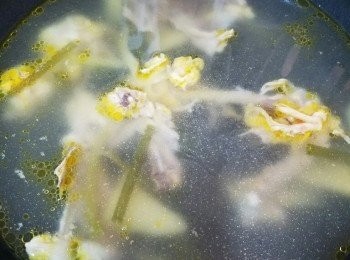 step3: 拿出雞，將雞肉搣成絲。將雞殼放回雞湯內。加入一包 Soto 湯包及檸檬葉煲滾，再加入河粉煮滾。