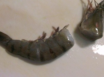 step2: 將蝦子從頭部切段，在修剪蝦子的腳，再從腹部蝦肉切開，(蝦殼不切開)