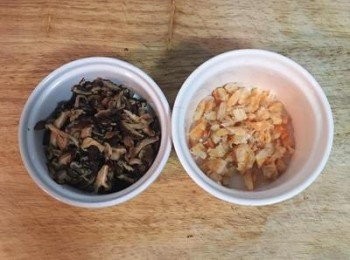 step2: 泡軟的香菇切細絲，蝦米略切成小丁。