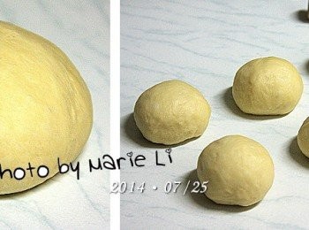 step4: 經過了麵包機兩次 Mode30 共半個小時的甩打
取出來的麵糰會是溫熱的喔
將麵糰等分成六份，蓋上保鮮膜靜置15分鐘