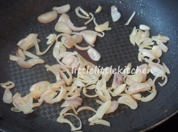 step4: 用油炒香乾蔥頭