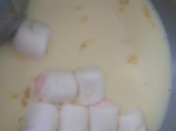 step4: 加入棉花糖煮溶,便會有濃稠感喔 倒出放入冰箱冷藏2-3小時,就是老少咸宜的卡士達醬