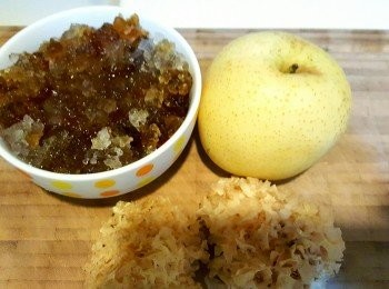 step3: 雪梨去皮去芯切細，雪耳浸軟去腳剪細備用