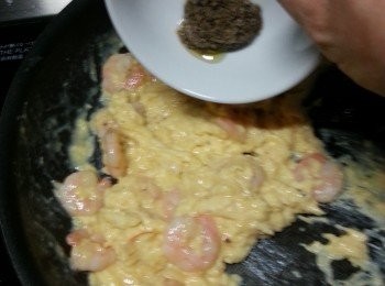 step9: 加入黑松露醬炒勻即可